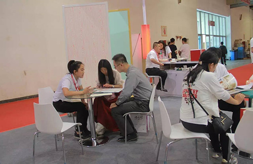 美博士工作人員為客戶介紹產品 美博士工作人員為客戶介紹產品