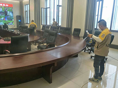 乾港集團的施工師傅們正在進行除甲醛施工