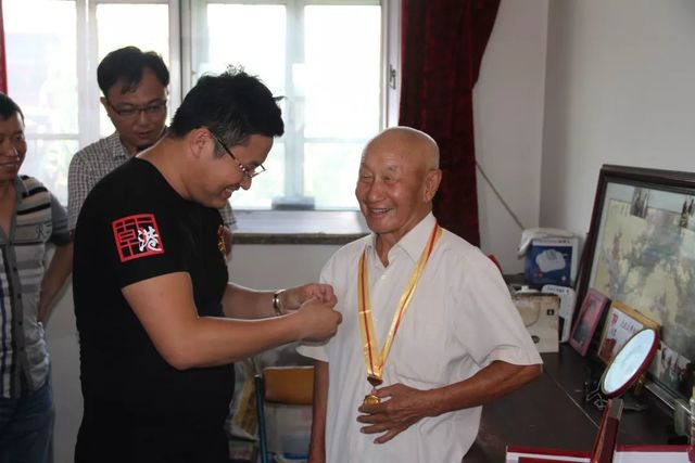 乾港愛心團看望老兵 乾港愛心團看望老兵