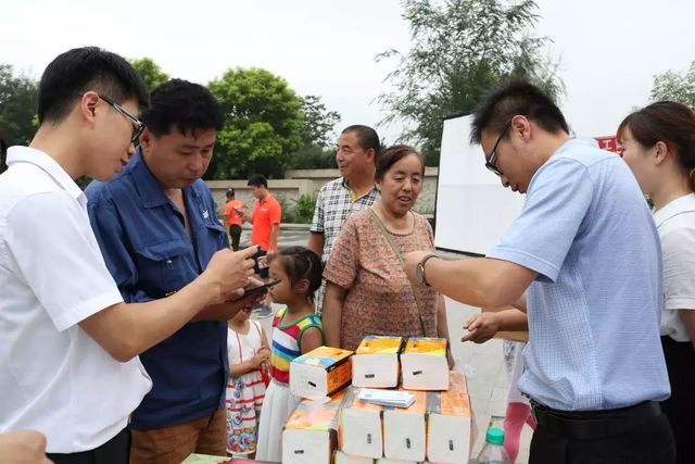 附近居民對集團項目進行咨詢 附近居民對集團項目進行咨詢