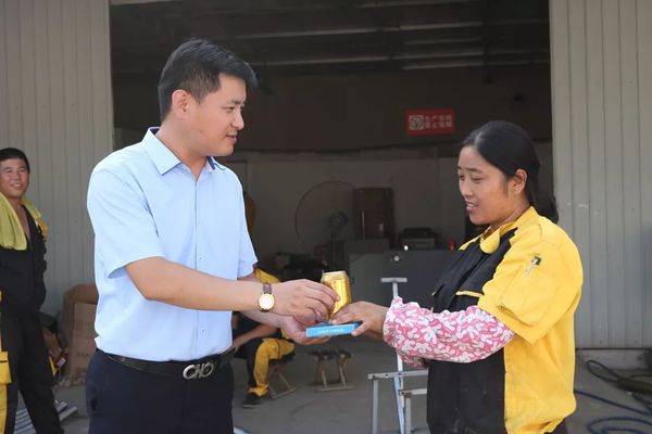 乾港集團(tuán)高層慰問一線員工 乾港集團(tuán)高層慰問一線員工