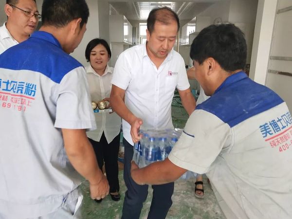 乾港集團(tuán)高層慰問一線員工 乾港集團(tuán)高層慰問一線員工