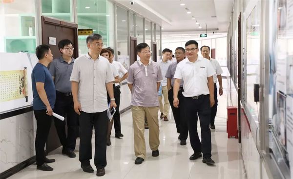 海港區政府領導參觀乾港集團 海港區政府領導參觀乾港集團