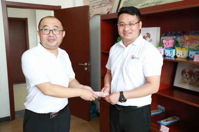 董事長安俊峰以個人名義向學校捐贈 董事長安俊峰以個人名義向學校捐贈